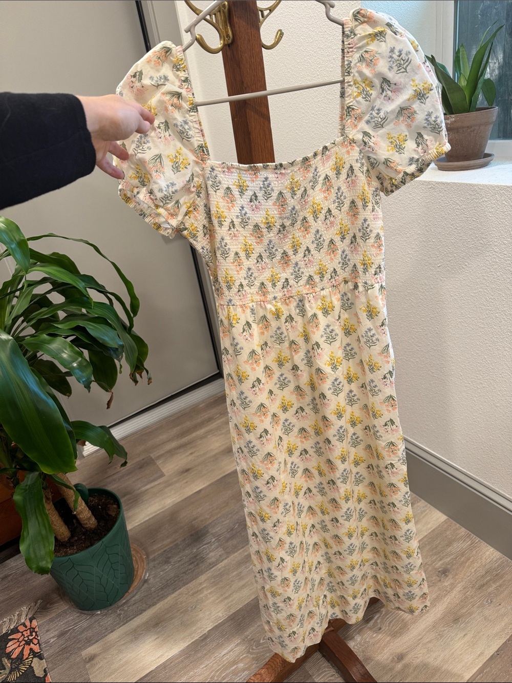 H&M Floral Puff-Sleeve Smocked Maxi Dress in Cream. Size Medium